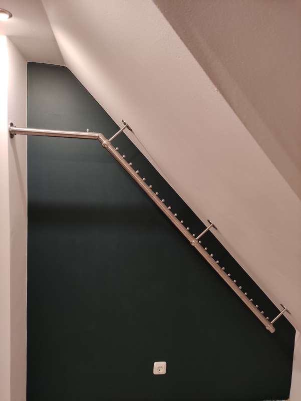 Edelstahl Kleiderstange nach Maß für Dachschräge mit Winkel